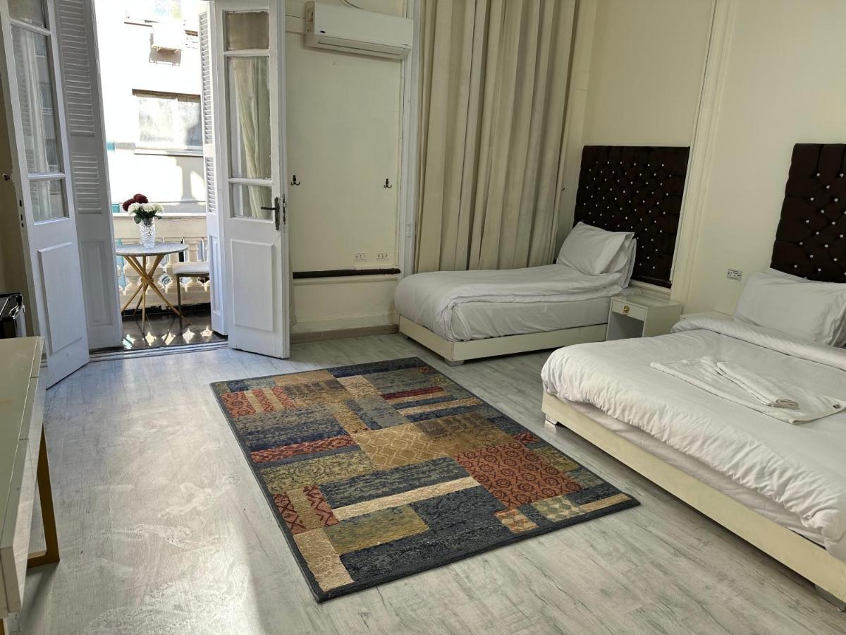 Palace Court Hostel *